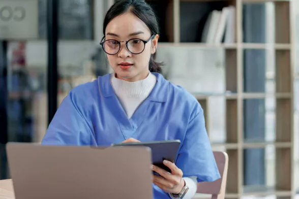 Personne devant un écran