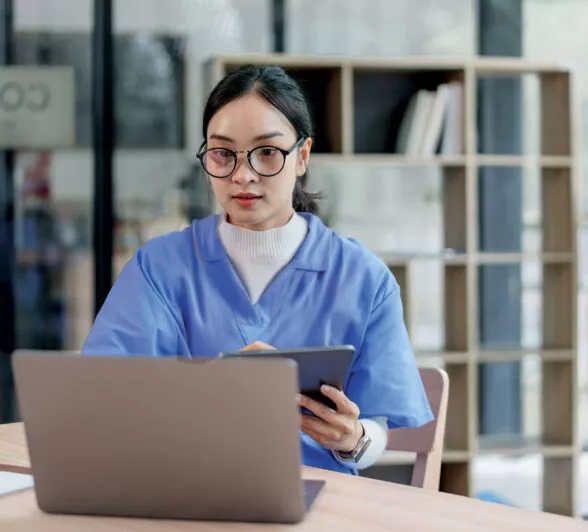 Personne devant un écran